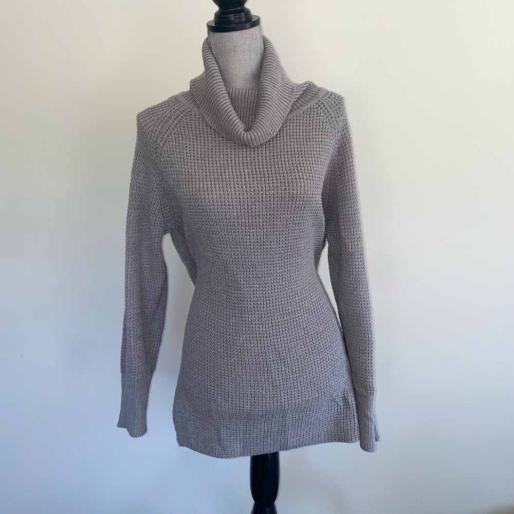 Grey rubbed turtle neck